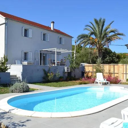Lovely In With Private Pool Hébergement de vacances Brbinj